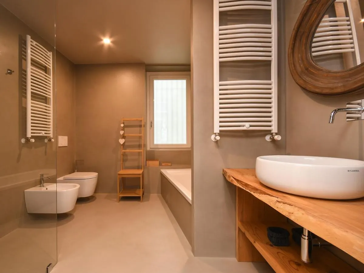 סאלו Luxury Modern Apartment By The Lake 0*,  איטליה