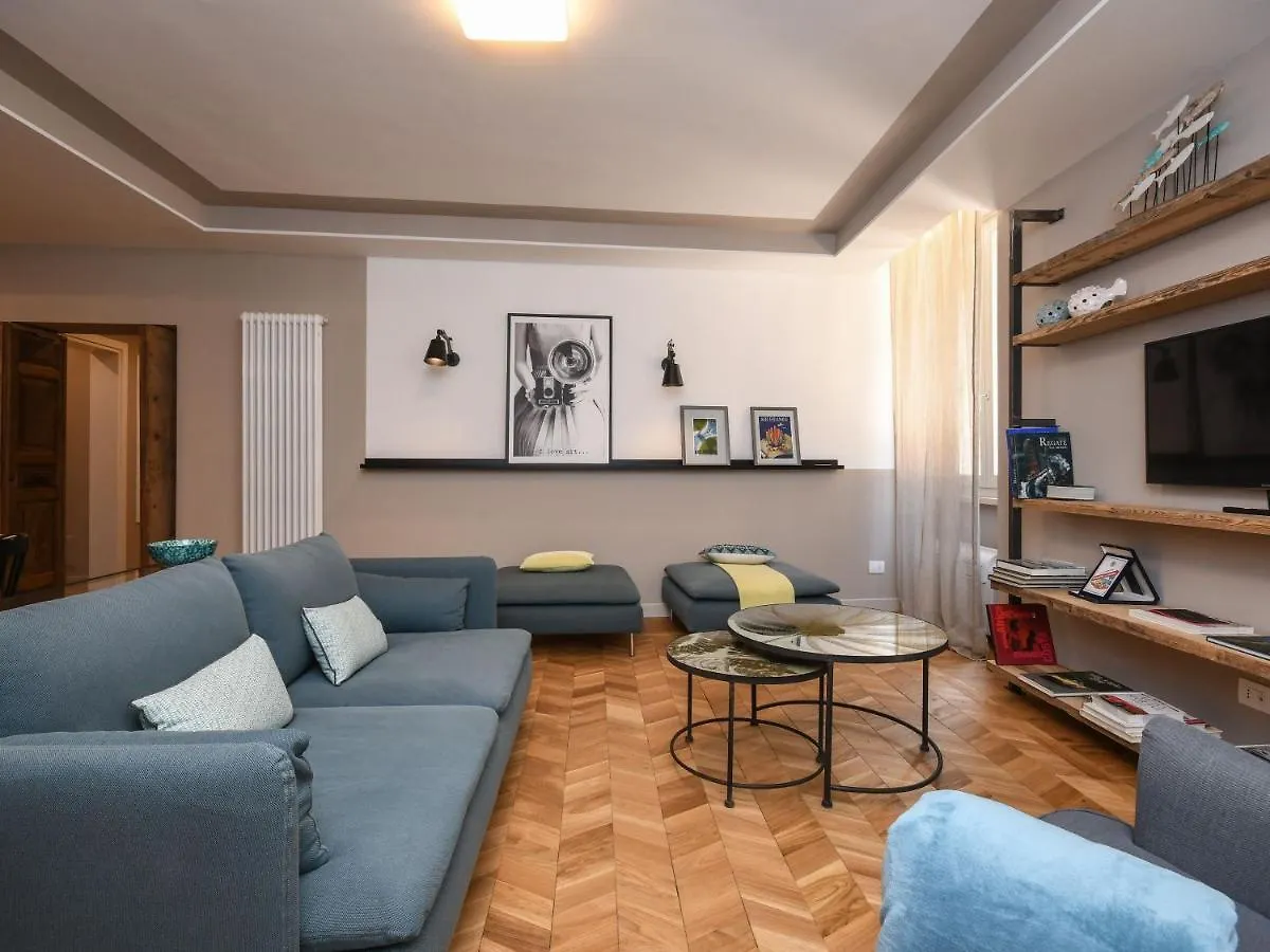 סאלו Luxury Modern Apartment By The Lake 0*,  איטליה