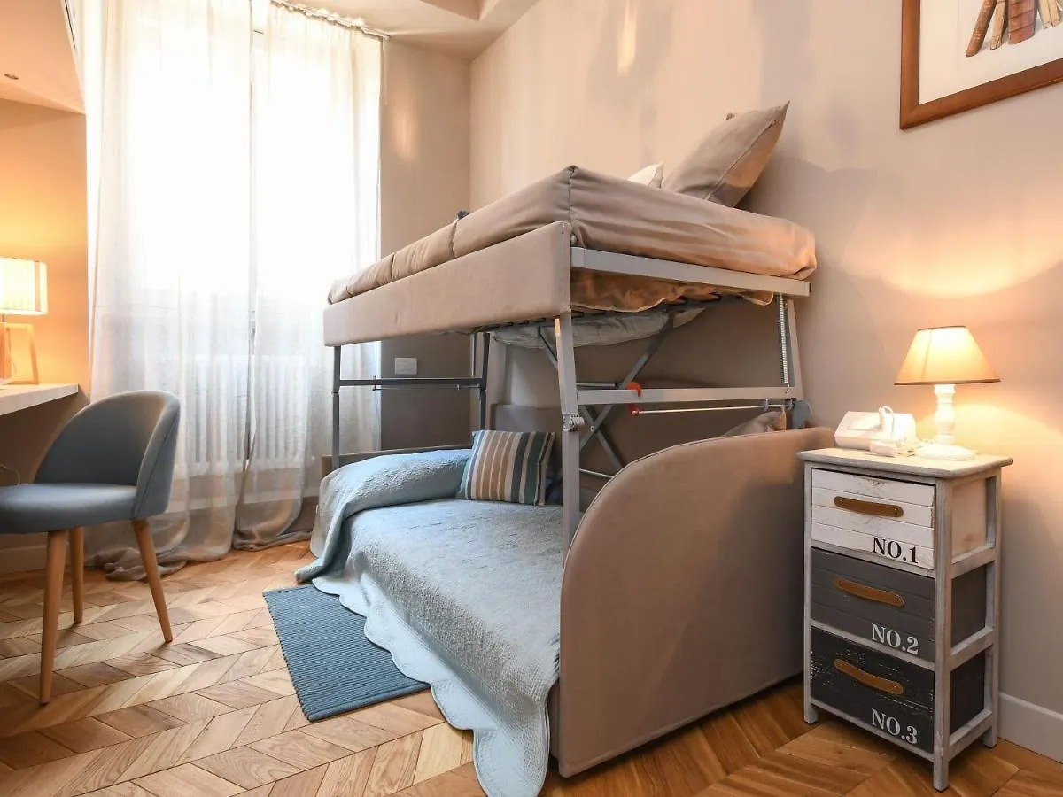 Luxury Modern Apartment By The Lake Saló Italia